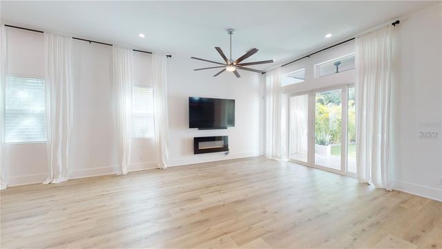1068 19TH AVENUE N, St Petersburg, FL 33704