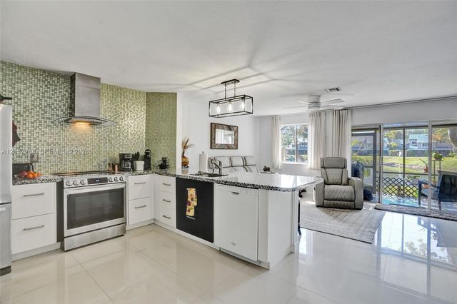 2260 W Discovery Cir W, Deerfield Beach, FL 33442