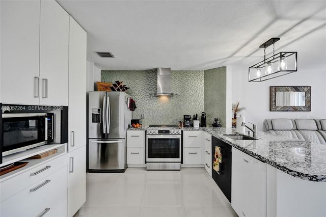 2260 W Discovery Cir W, Deerfield Beach, FL 33442