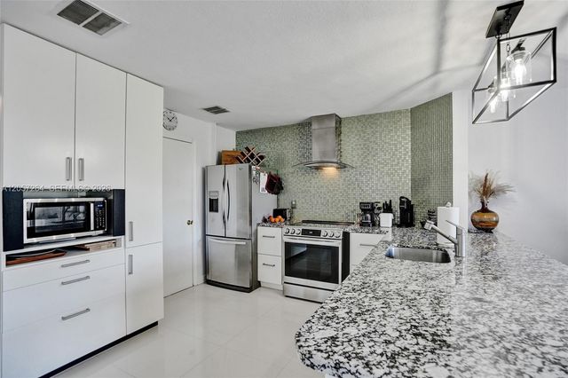 2260 W Discovery Cir W, Deerfield Beach, FL 33442
