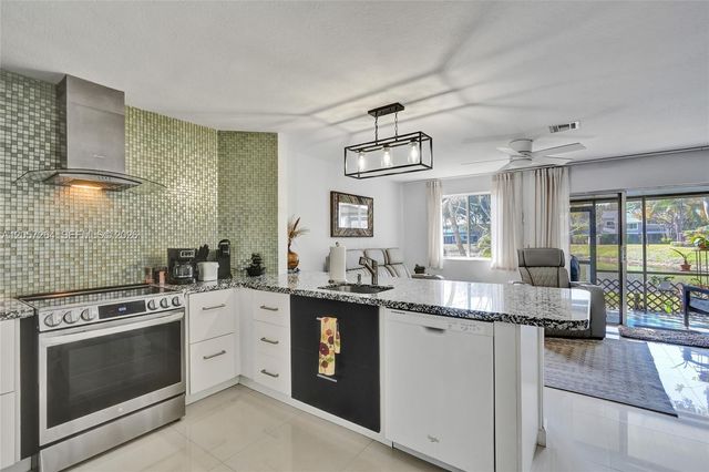 2260 W Discovery Cir W, Deerfield Beach, FL 33442