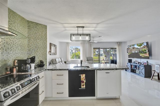 2260 W Discovery Cir W, Deerfield Beach, FL 33442