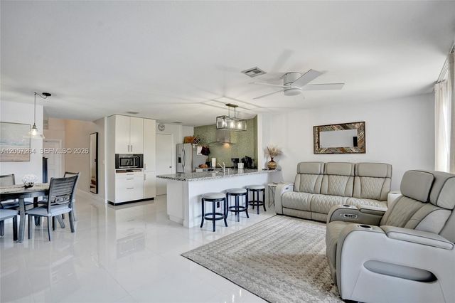 2260 W Discovery Cir W, Deerfield Beach, FL 33442