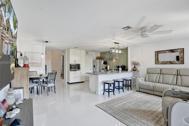 2260 W Discovery Cir W, Deerfield Beach, FL 33442