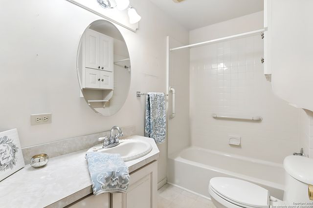 1221 mesquite, Blanco, TX 78606