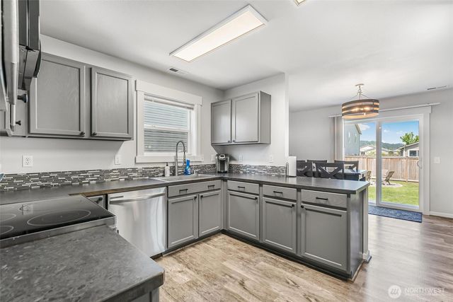 205 Roberts St NE, Orting, WA 98360