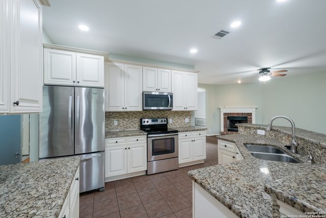 327 Willow Grove Dr, San Antonio, TX 78245