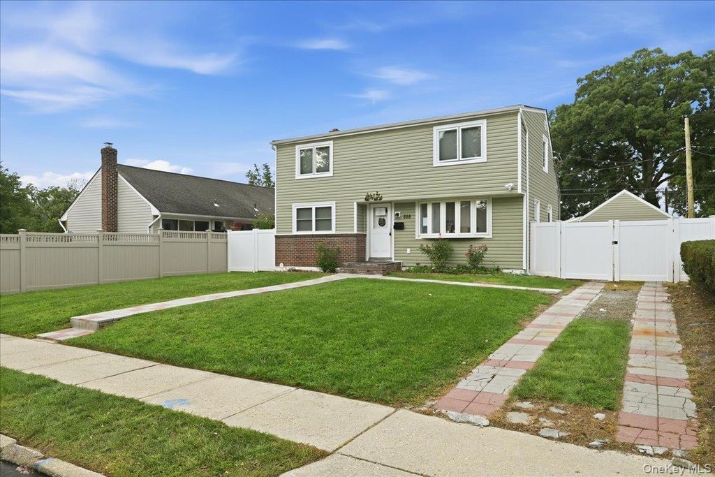 828 Bruce Drive, Wantagh, NY 11793 — photo 2