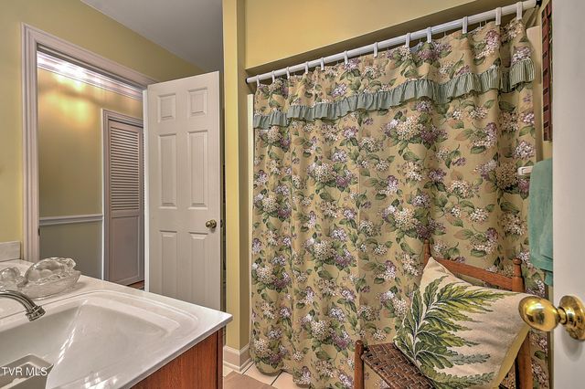 2000 West Manor Court 2000, Kingsport, TN 37660