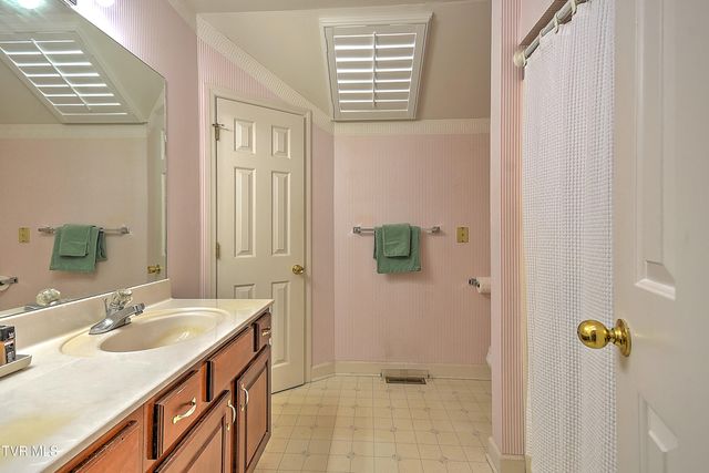 2000 West Manor Court 2000, Kingsport, TN 37660