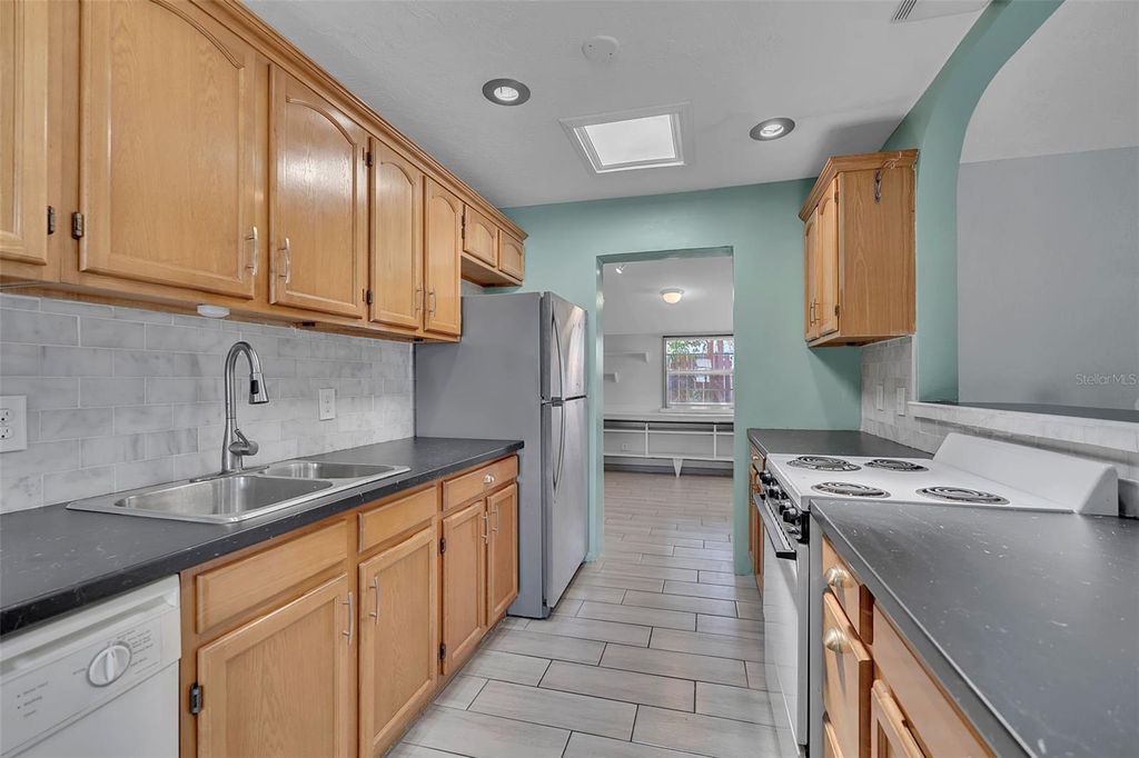 Image 10 of property listing at 3303 FLORIDA BOULEVARD, Bradenton, FL 34207