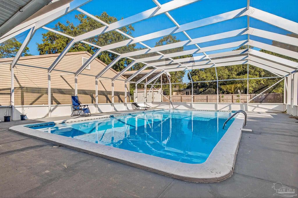 8 Manor Dr, Pensacola, FL 32507