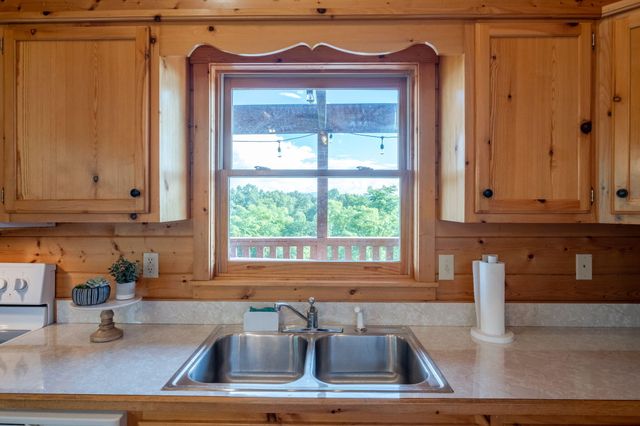 2044 Oakmont Drive, Sevierville, TN 37876