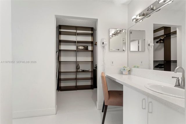 19555 E Country Club Dr 8208, Aventura, FL 33180