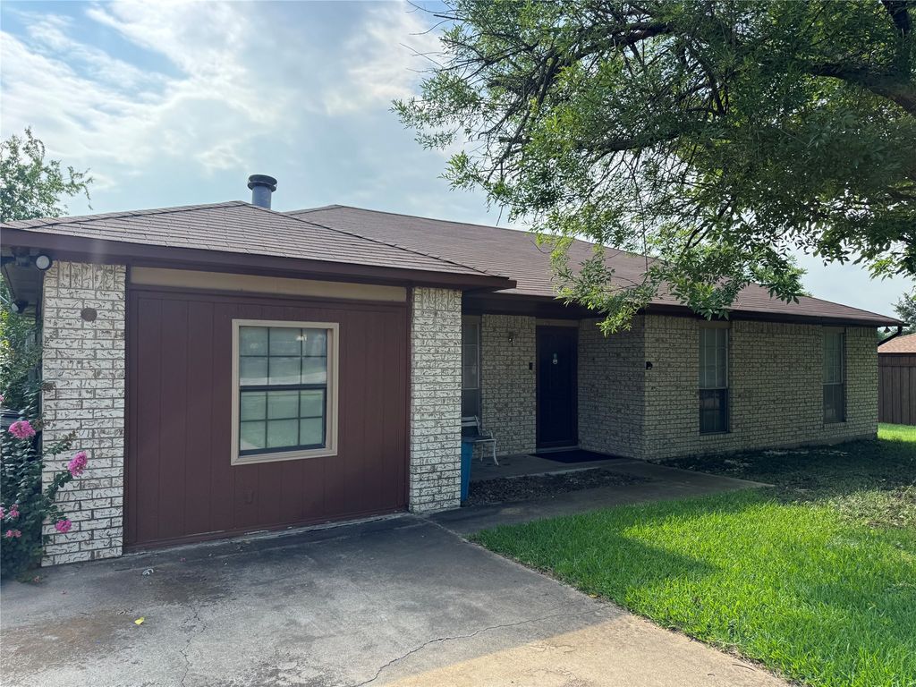 416 Butterfly Lane, Red Oak, TX 75154