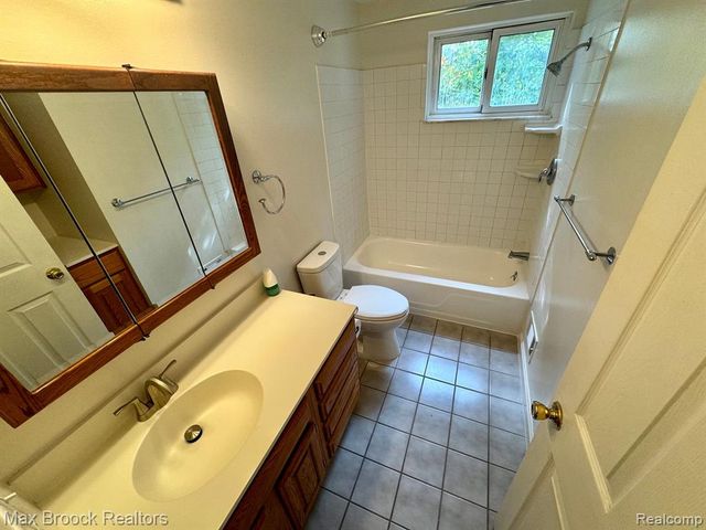 1407 Laurel Valley Drive, Waterford, MI 48327