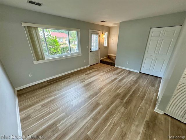 1407 Laurel Valley Drive, Waterford, MI 48327