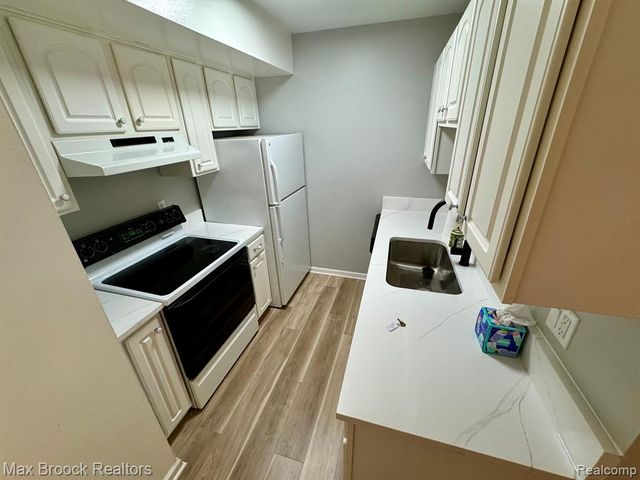 1407 Laurel Valley Drive, Waterford, MI 48327