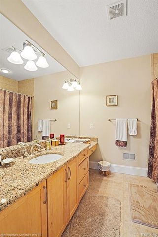 16987 Kings Fairway Lane, Grand Blanc, MI 48439