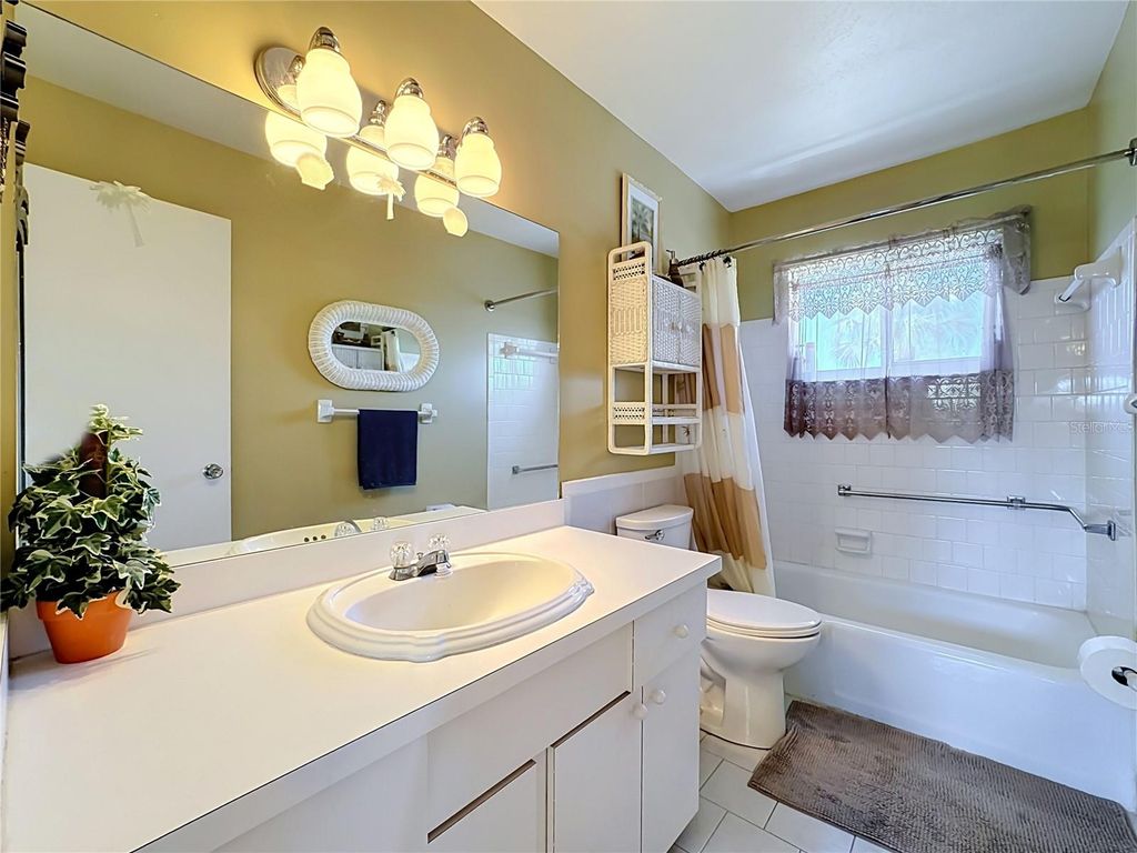 Image 4 of property listing at 5898 17TH STREET W C31, Bradenton, FL 34207