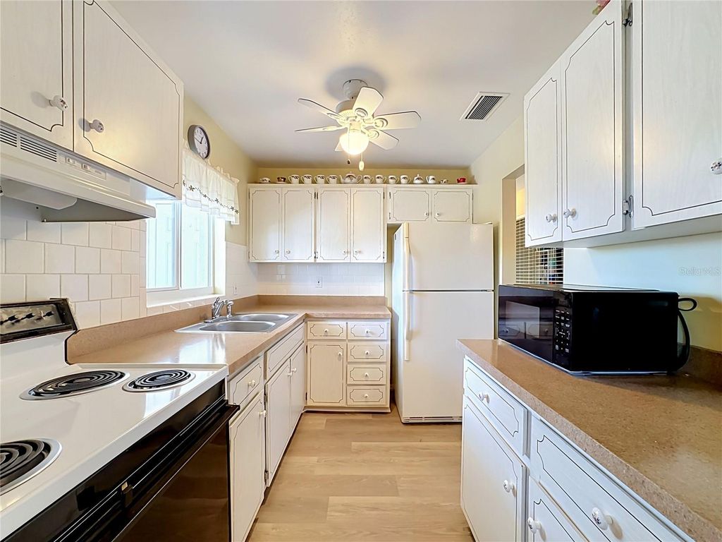Image 5 of property listing at 5898 17TH STREET W C31, Bradenton, FL 34207
