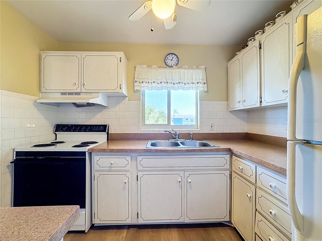 Image 7 of property listing at 5898 17TH STREET W C31, Bradenton, FL 34207