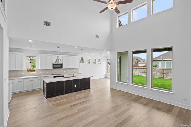 109 Mallorys Way, Castroville, TX 78009