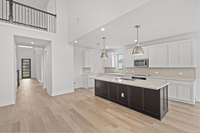 109 Mallorys Way, Castroville, TX 78009