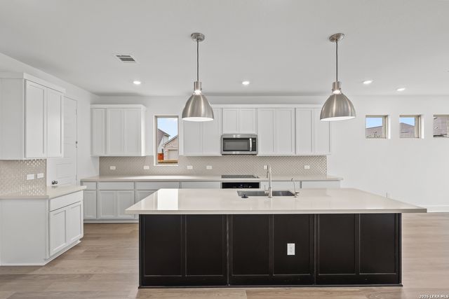 109 Mallorys Way, Castroville, TX 78009