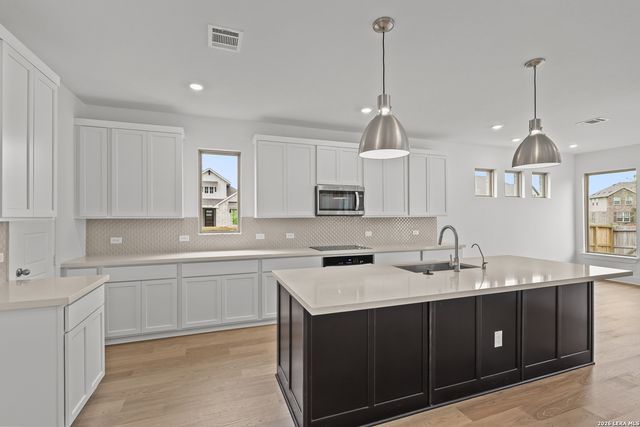 109 Mallorys Way, Castroville, TX 78009