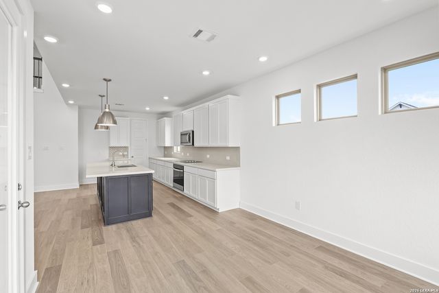 109 Mallorys Way, Castroville, TX 78009