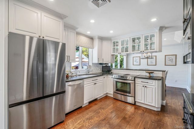36 Manitton Court, Islip, NY 11751