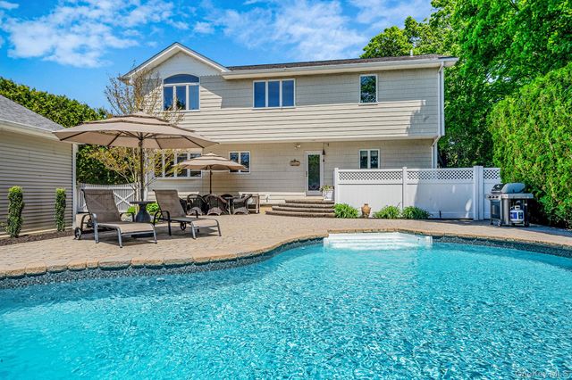 36 Manitton Court, Islip, NY 11751