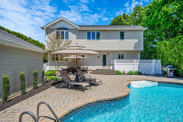36 Manitton Court, Islip, NY 11751