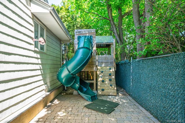 36 Manitton Court, Islip, NY 11751