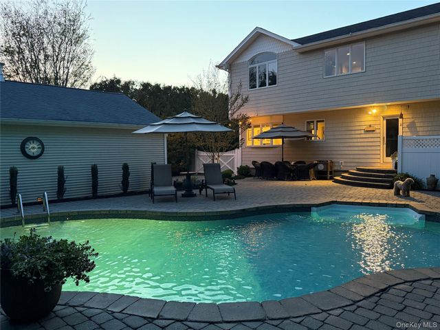 36 Manitton Court, Islip, NY 11751