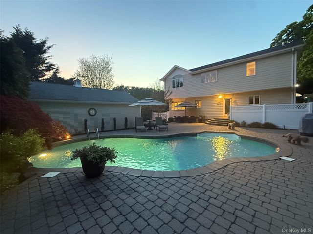 36 Manitton Court, Islip, NY 11751