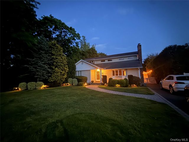 36 Manitton Court, Islip, NY 11751