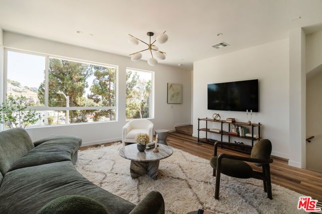 3868 N Riley Lane, Los Angeles, CA 90065