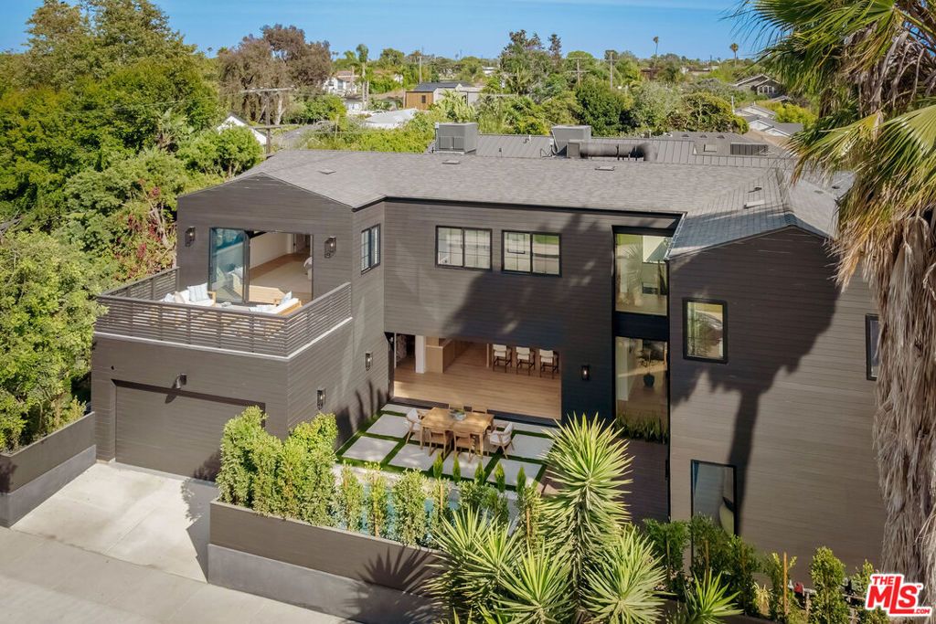 Image 13 of property listing at 1500 Louella Avenue, Venice, CA 90291
