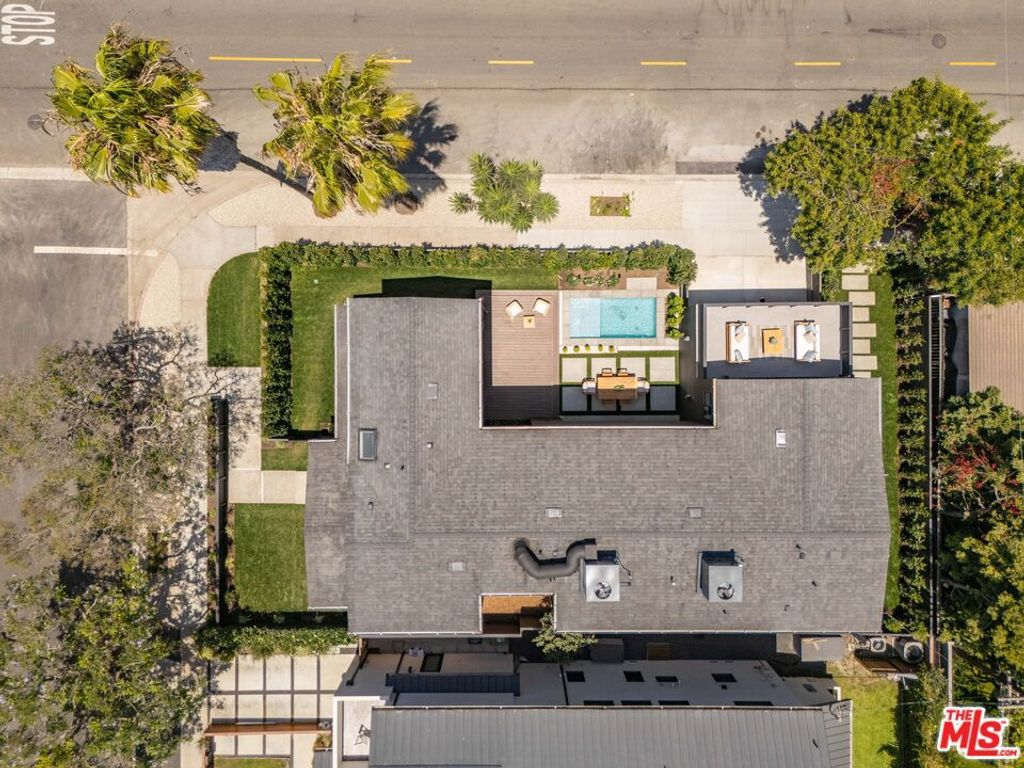 Image 14 of property listing at 1500 Louella Avenue, Venice, CA 90291
