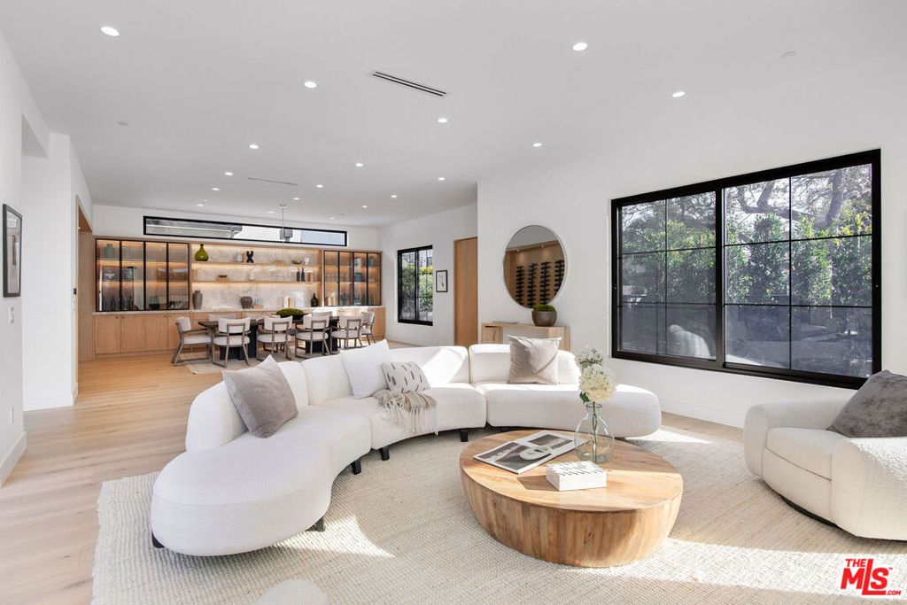 Image 18 of property listing at 1500 Louella Avenue, Venice, CA 90291