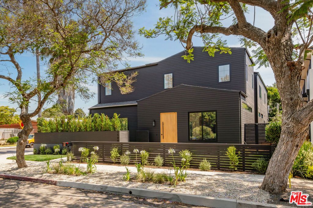 Image 2 of property listing at 1500 Louella Avenue, Venice, CA 90291