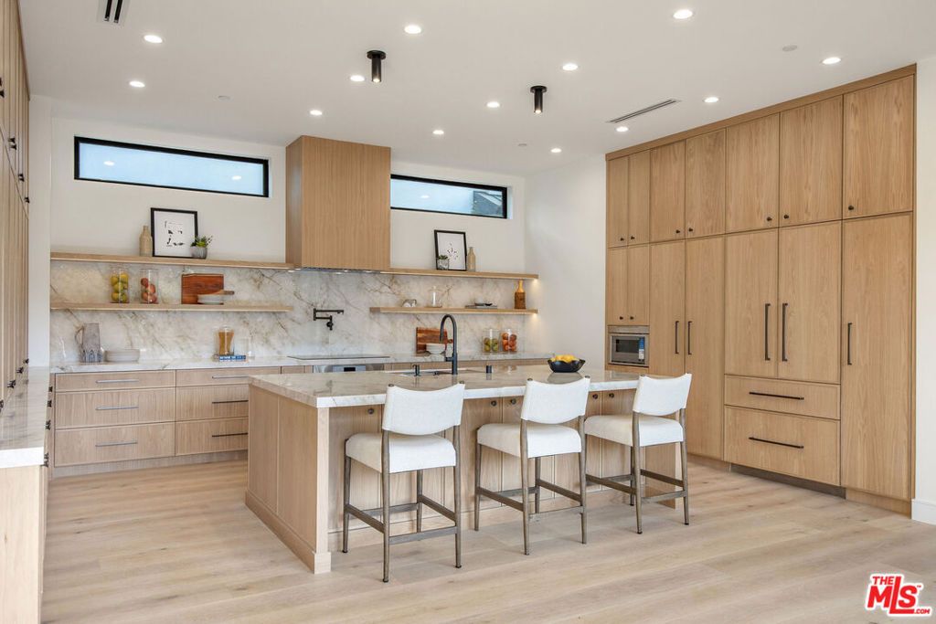Image 24 of property listing at 1500 Louella Avenue, Venice, CA 90291