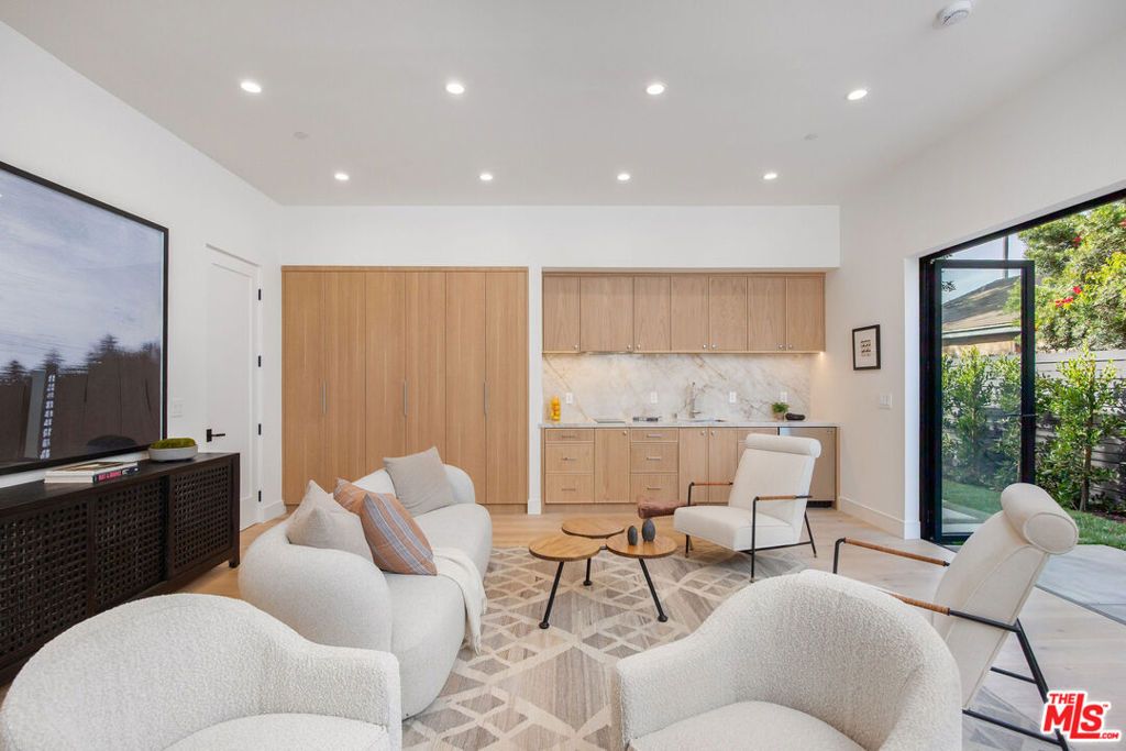 Image 28 of property listing at 1500 Louella Avenue, Venice, CA 90291