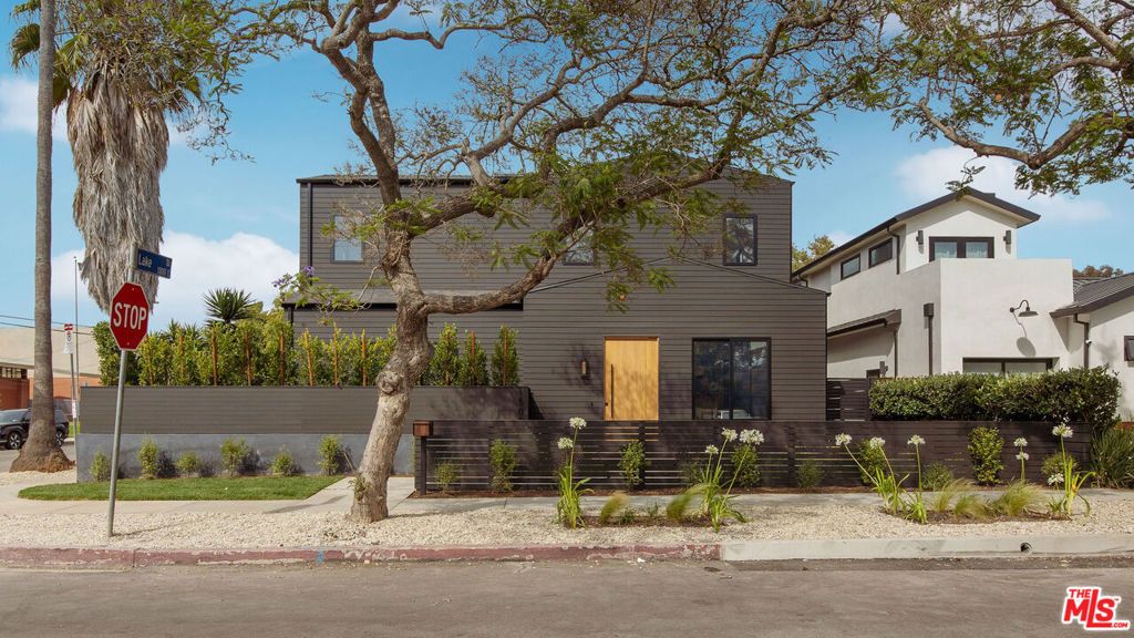 Image 3 of property listing at 1500 Louella Avenue, Venice, CA 90291