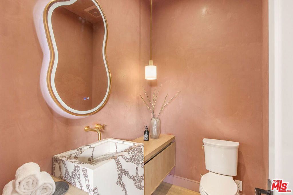 Image 34 of property listing at 1500 Louella Avenue, Venice, CA 90291