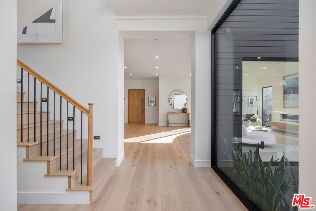 Image 35 of property listing at 1500 Louella Avenue, Venice, CA 90291