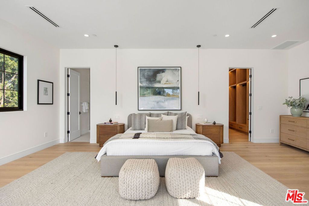 Image 40 of property listing at 1500 Louella Avenue, Venice, CA 90291