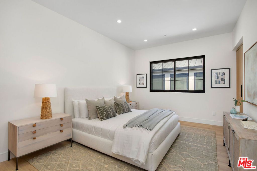 Image 47 of property listing at 1500 Louella Avenue, Venice, CA 90291